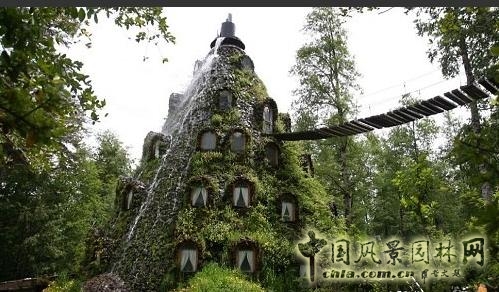 懸在半空中的吊橋是通往賓館的唯一通道