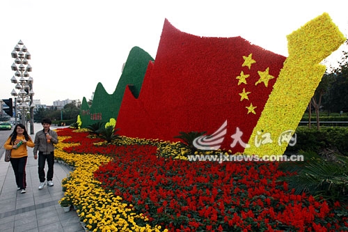 江西：喜迎十八大 鮮花造型市民駐足觀賞