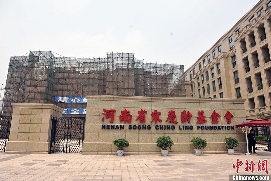 坐落在河南宋基會院內的巨型宋慶齡雕像如今被一層厚厚的防護網所包圍。