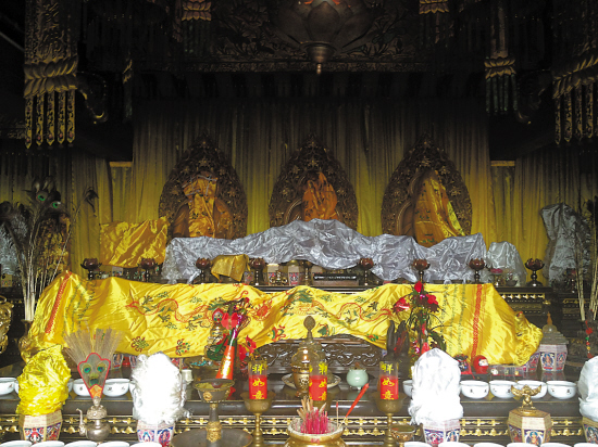 　　廟宇內(nèi)供奉的佛像被遮住