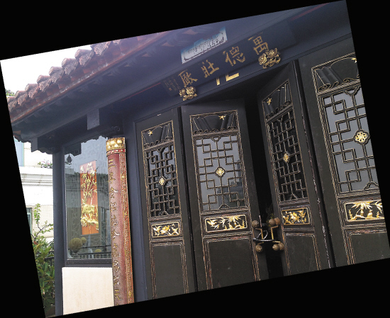 　　→廟宇的正門