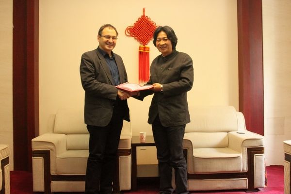 副校長高翅為法國風景園林師亨利?巴瓦先生頒發聘書