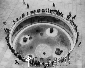 野口勇作品(四)：查斯?曼哈頓銀行下沉庭院