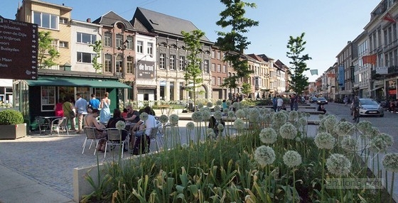 OKRA景觀事務所設計的Korenmarkt廣場