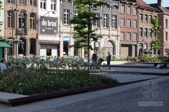 OKRA景觀事務所設計的Korenmarkt廣場