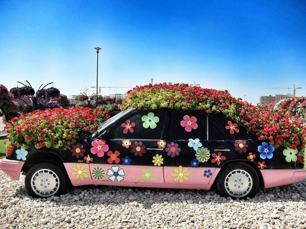 迪拜奇跡花園 廢舊奔馳車變身巨型花盆