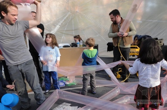 Raumlabor設計的紐約的充氣Spacebuster館