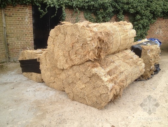 英國倒置茅草屋頂雕塑