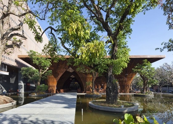 用竹型塔器建成的越南KontumIndochine咖啡館