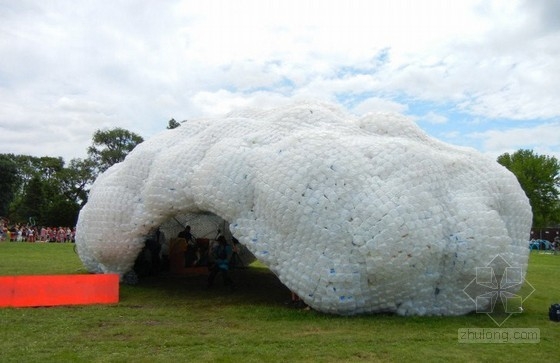 STUDIOKCA用回收塑料瓶制成的巨大“云”展館