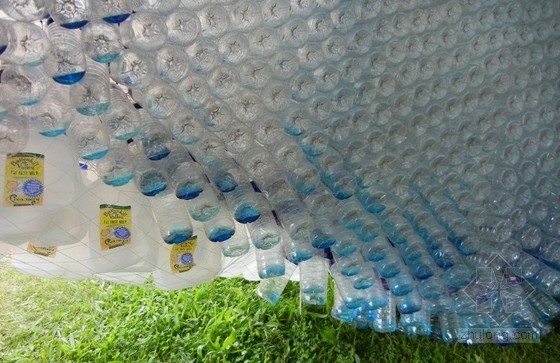 STUDIOKCA用回收塑料瓶制成的巨大“云”展館