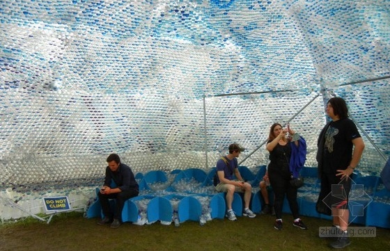 STUDIOKCA用回收塑料瓶制成的巨大“云”展館