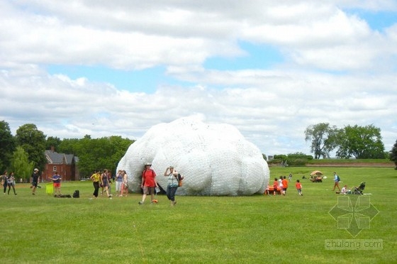 STUDIOKCA用回收塑料瓶制成的巨大“云”展館