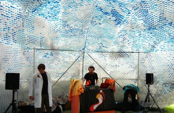 STUDIOKCA用回收塑料瓶制成的巨大“云”展館