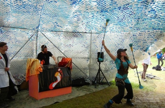 STUDIOKCA用回收塑料瓶制成的巨大“云”展館