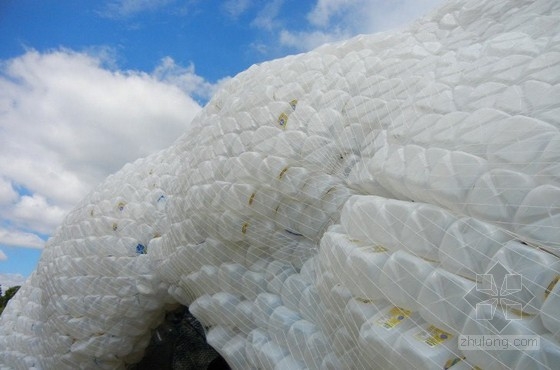 STUDIOKCA用回收塑料瓶制成的巨大“云”展館