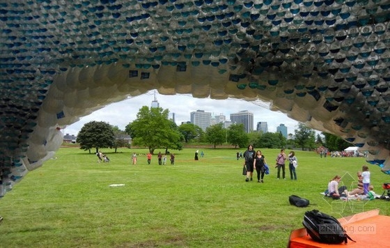 STUDIOKCA用回收塑料瓶制成的巨大“云”展館