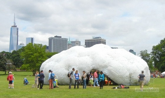 STUDIOKCA用回收塑料瓶制成的巨大“云”展館