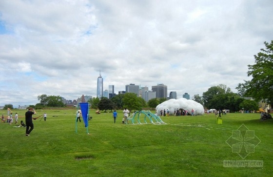 STUDIOKCA用回收塑料瓶制成的巨大“云”展館