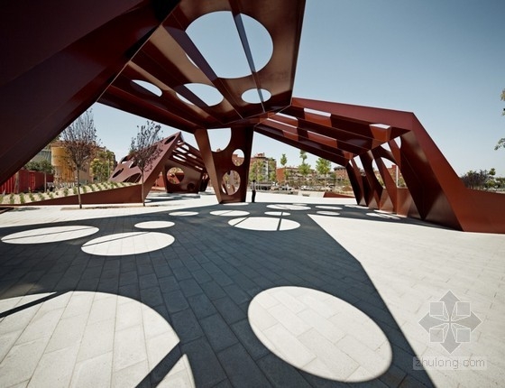 西班牙薩羅城中央區域的多功能結構設計