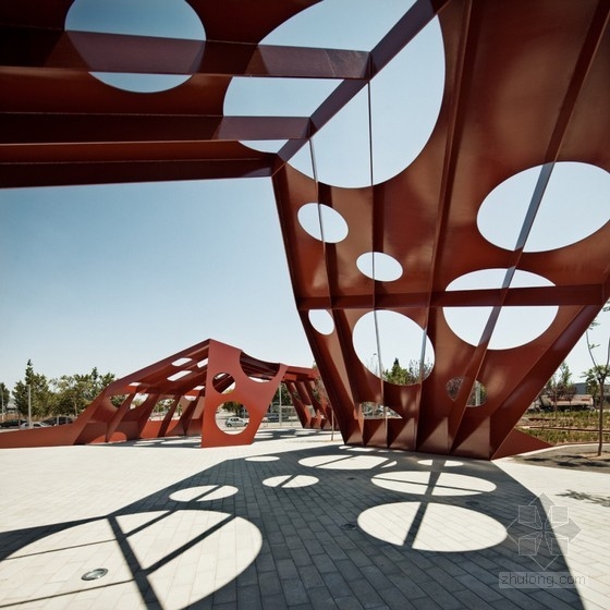 西班牙薩羅城中央區域的多功能結構設計