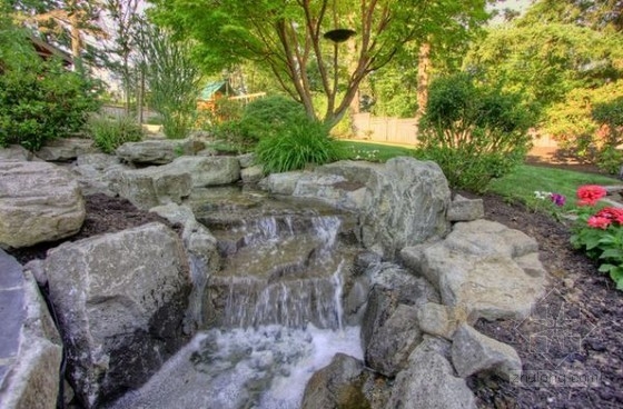 庭院內獨特的瀑布景觀設計