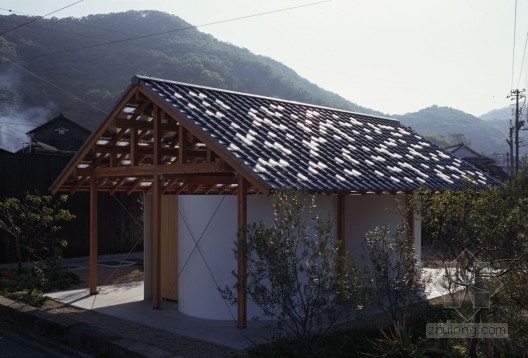 Tato設計的日本小豆島傳統屋檐下的公廁