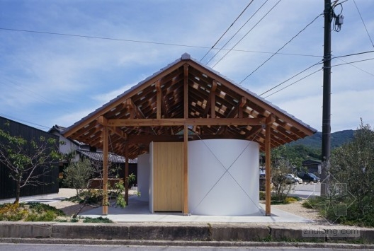 Tato設(shè)計的日本小豆島傳統(tǒng)屋檐下的公廁