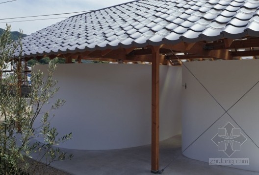 Tato設計的日本小豆島傳統屋檐下的公廁