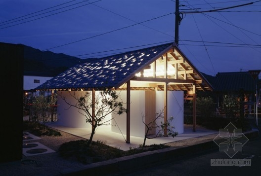 Tato設計的日本小豆島傳統屋檐下的公廁