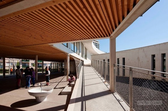 法國蒙達(dá)尼珍?幕琳學(xué)校曲型綠頂