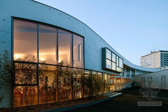 法國蒙達(dá)尼珍?幕琳學(xué)校曲型綠頂