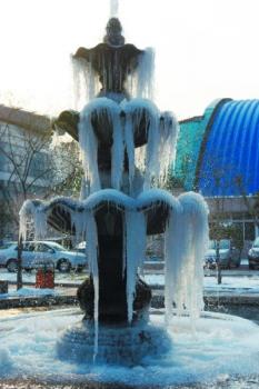 鄭州景觀噴泉變身冰塔 路人紛紛拍照留念