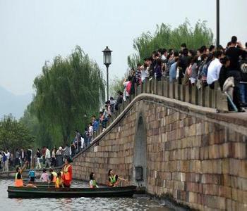 游客堵塞國慶黃金周景區(qū) 事故頻發(fā)引節(jié)假日調(diào)整