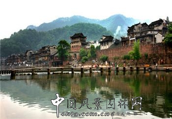 鳳凰古城被淹敲響古城保護警鐘(圖)