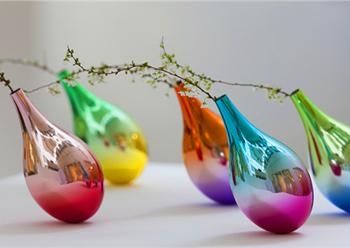 藤原敬介作品:漸變色花瓶 搖擺間好似花瓣飄落