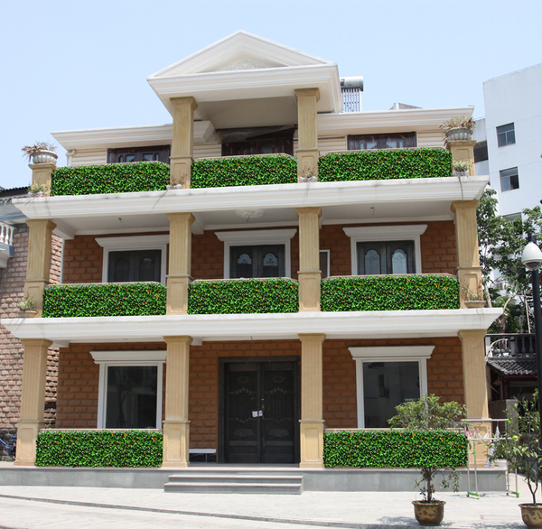 可是對于我們的生命活動卻有著舉足輕重的作用。如同食物中的維生素一樣,有人稱之為“空氣維生素”,更有人認為負氧離子與人類長壽有關,稱它為“長壽素”。其實,我們可以感受到負氧離子的存在。