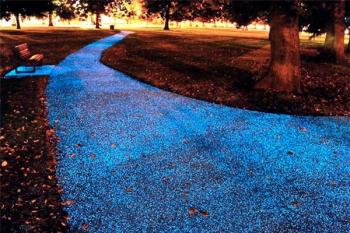 腳下的星空：發光的園路設計