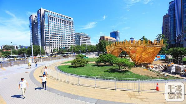 市民觀看建設中的“絲路金橋”花壇