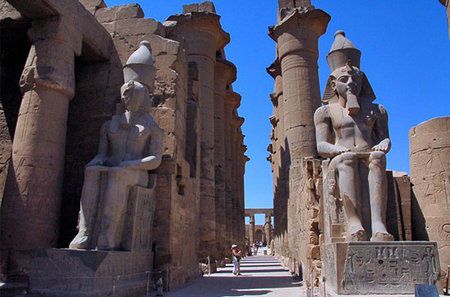 點擊瀏覽上一張 <p> 埃及盧克索神廟(luxor temple)</p><p> <strong>一、埃及盧克索神廟(luxor temple)</strong></p><p> 盧克索神廟,埃及中南部城市,坐落在開羅以南670多公里處的上埃及尼羅河畔,位于古埃及中王國和新王國的都城底比斯南半部遺址上。盧克索古跡中最引人注目的是尼羅河東岸的卡納克神廟(karnaktemple)和盧克索神廟(luxortemple)。盧克索已成為一座現代旅游城市、埃及的旅游勝地,那里彌漫著一股節日和歡快的氣氛,位于市中心的廟宇神殿給盧克索打上了特殊的標記,每年都有幾十萬游客從世界各地慕名而來。埃及人常說:“沒有到過盧克索,就不算到過埃及”。</p><p> 盧克索神廟具有令人驚嘆的雄偉氣勢,每一根柱子都代表了法老的威嚴,置身于其中會使人暫時忘卻時間的流逝,神思萬千。這里的大部分工程是由第十八朝法老阿蒙諾菲斯三世完成的,后來的拉美西斯二世又增建了大門和庭院,并在門口豎立了六尊他的塑像,現存三尊。廟內原來有兩座尖方碑,其中一座被穆罕默德·阿里送給了法國,現在巴黎協和廣場。</p><p> <strong>消失原因:</strong>不斷上漲的尼羅河水正在威脅盧克索和卡納克的神廟。由于該地區附近的農田習慣粗放式灌溉,尼羅河水水位上漲,加上最近10年來,建筑鹽堿化程度加深,盧克索擁有幾千年歷史的神廟群正被不斷侵蝕。</p>
