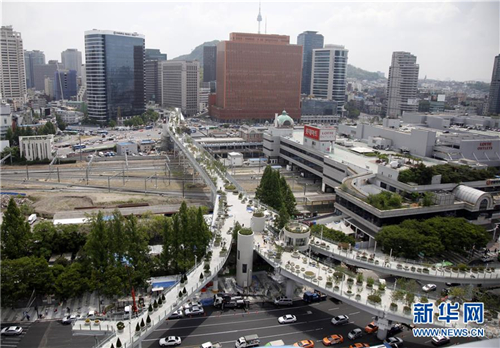 工人在“首爾路7017”上施工