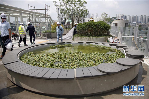 “首爾路7017”上一處尚未完工的蓮花池,池邊安裝了供游人休息的坐墊