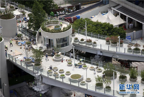 “首爾路7017”上的盆栽和樹木,它們將高架橋裝扮得綠意盎然。