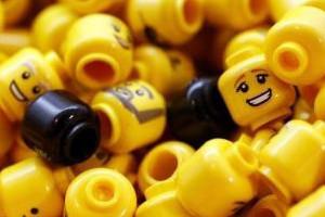 樂高前設(shè)計師克努德森逝世 曾創(chuàng)經(jīng)典積木人