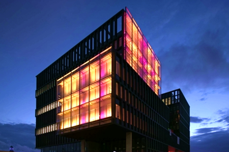 夜間，在城市空間中點(diǎn)燃藝術(shù)品